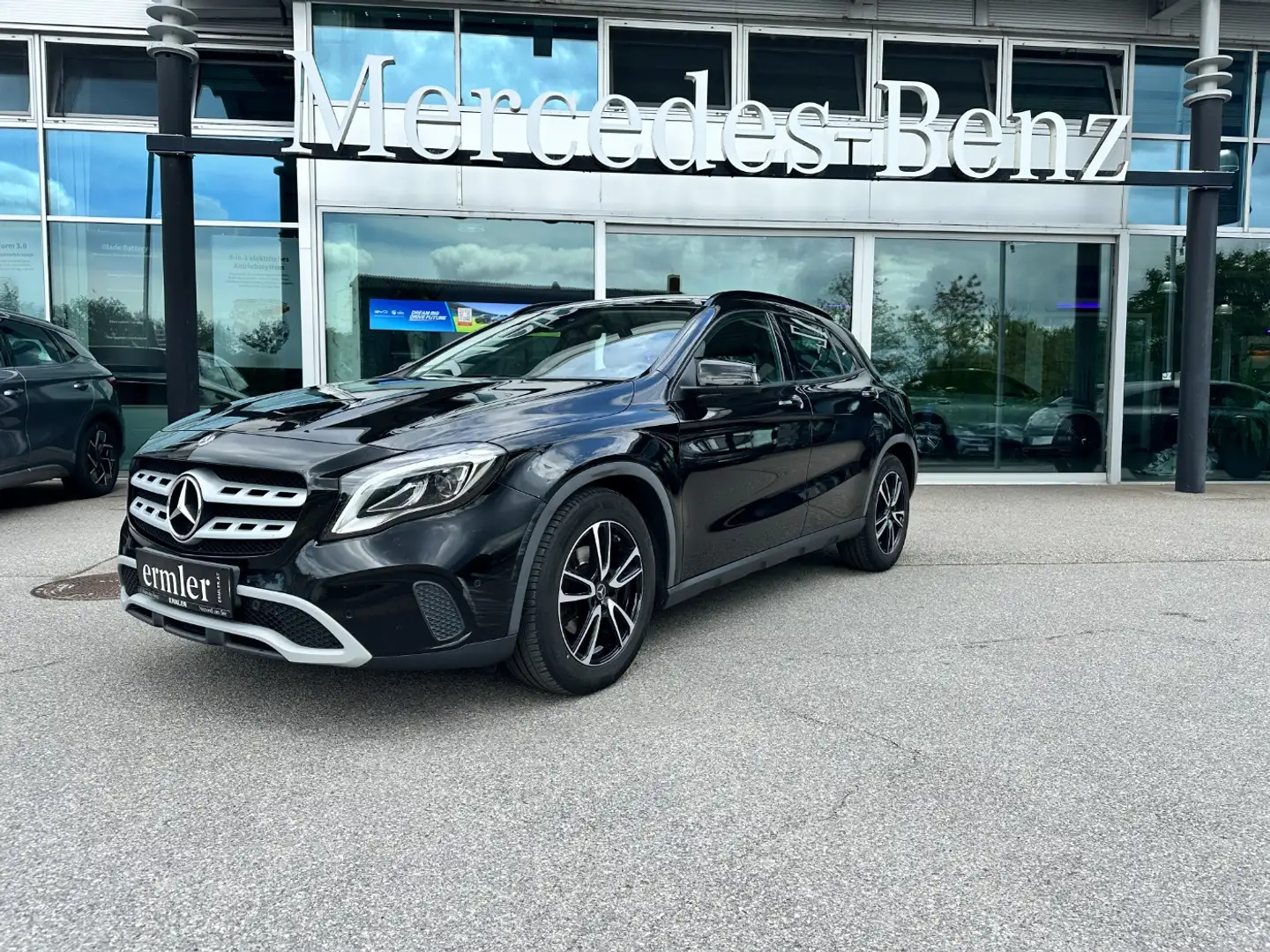 Mercedes-Benz GLA 180 d Schwarz - 2