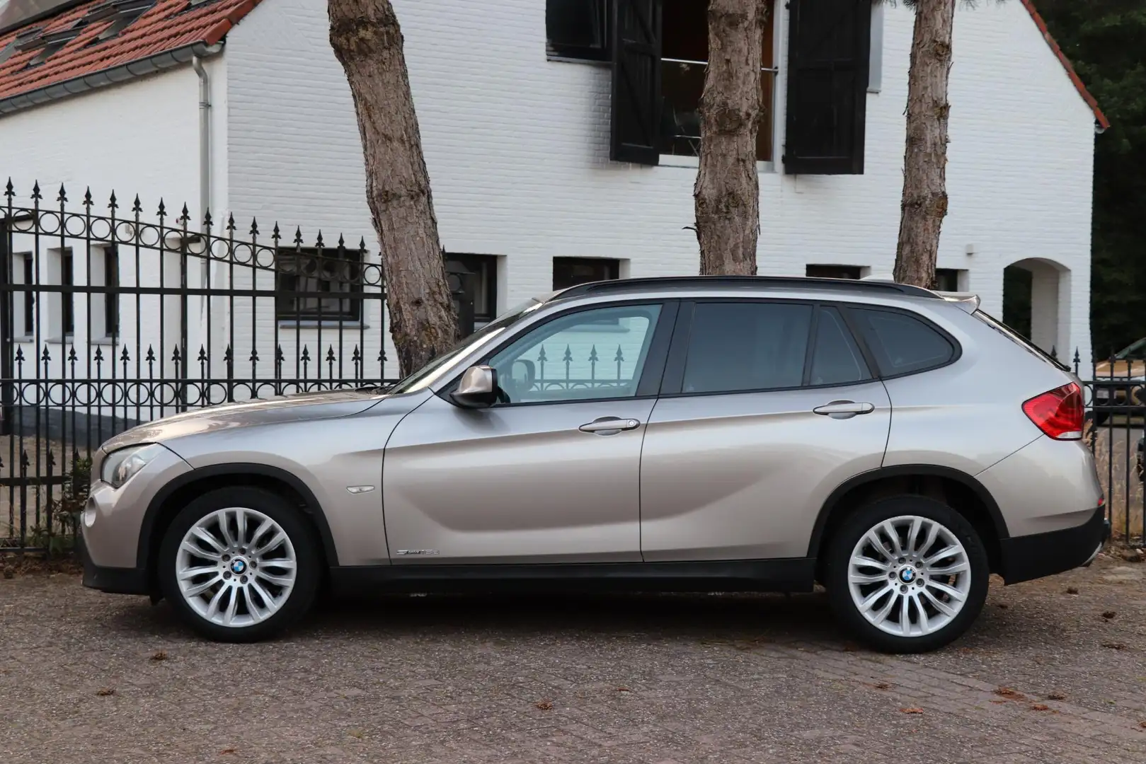BMW X1 sDrive18d Executive |Sportstoelen |Navigatie |Trek Gris - 2