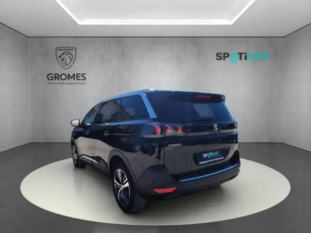 Peugeot 5008 view 5