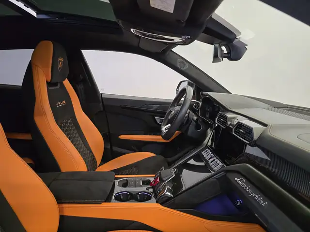 Lamborghini Urus view 6