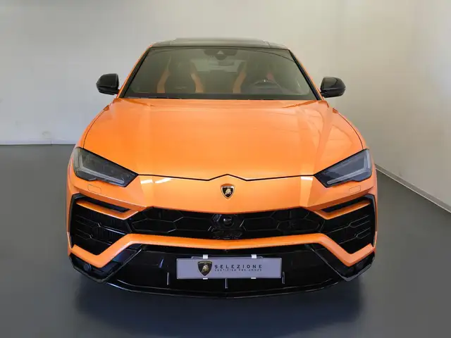 Lamborghini Urus view 5