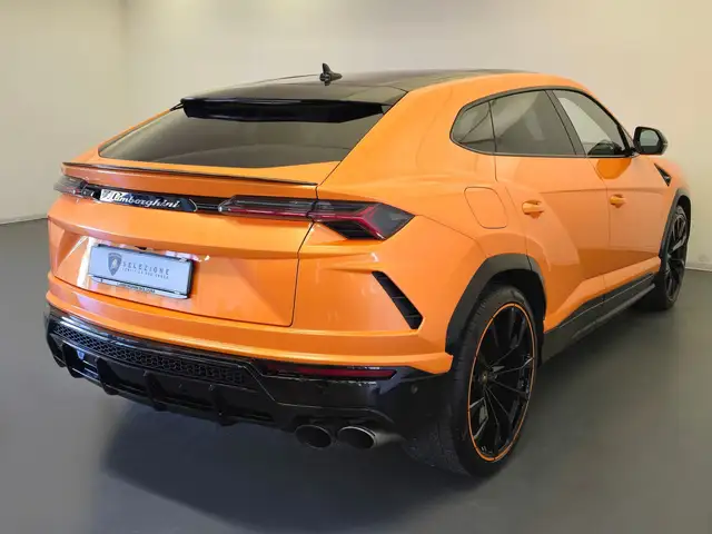 Lamborghini Urus view 3