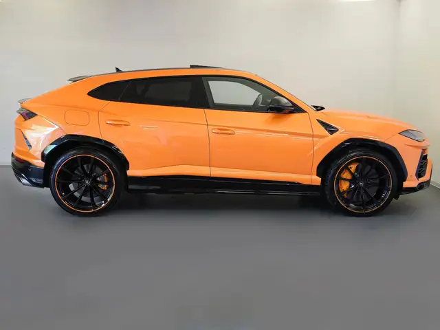Lamborghini Urus view 2