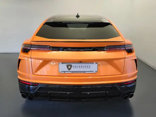 Lamborghini Urus view 4