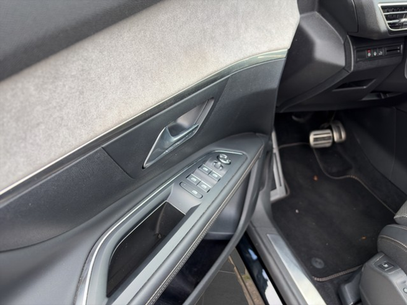 Peugeot 5008 GT HYBRID 136 e-DSC6 — photo 14