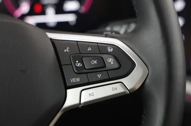 Volkswagen Touareg view 14