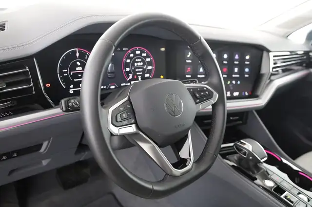 Volkswagen Touareg view 11