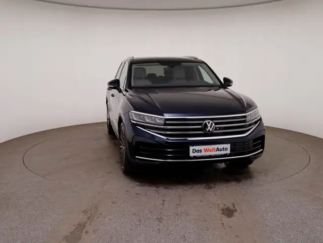 Volkswagen Touareg view 5