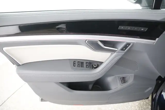 Volkswagen Touareg view 8