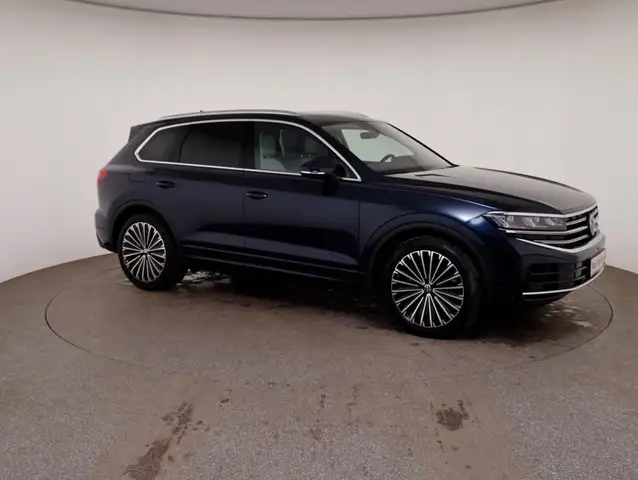 Volkswagen Touareg view 3