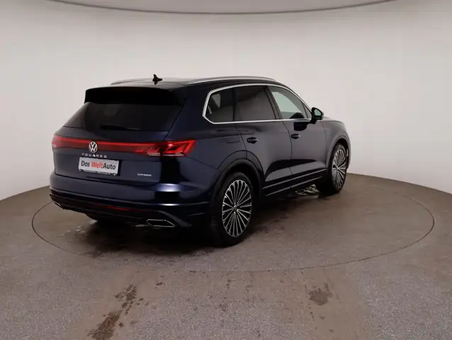 Volkswagen Touareg view 4