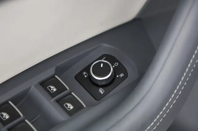 Volkswagen Touareg view 9