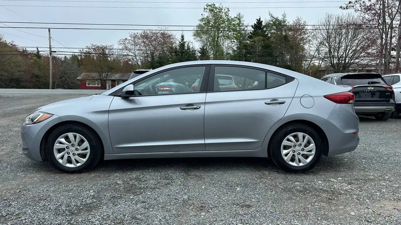 Hyundai ELANTRA photo Hyundai ELANTRA