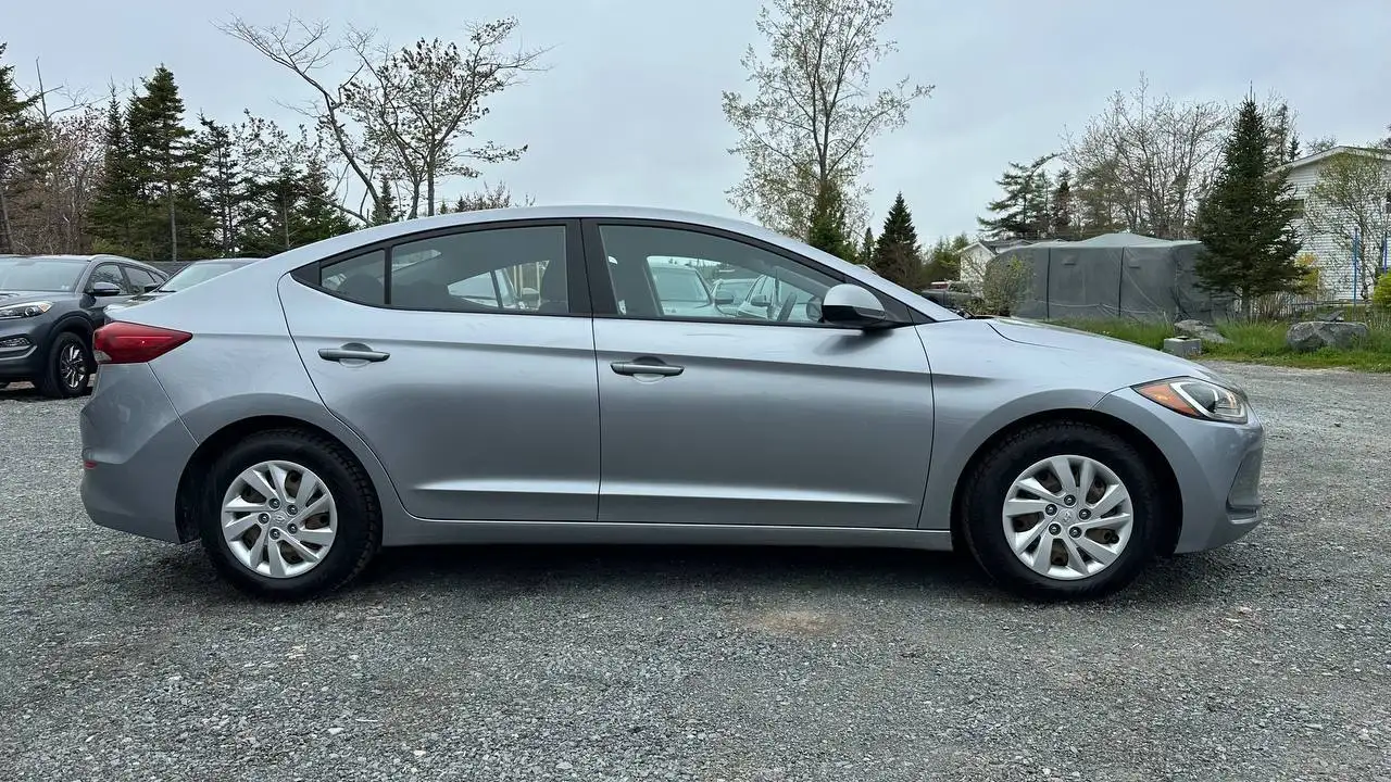 Hyundai ELANTRA photo Hyundai ELANTRA