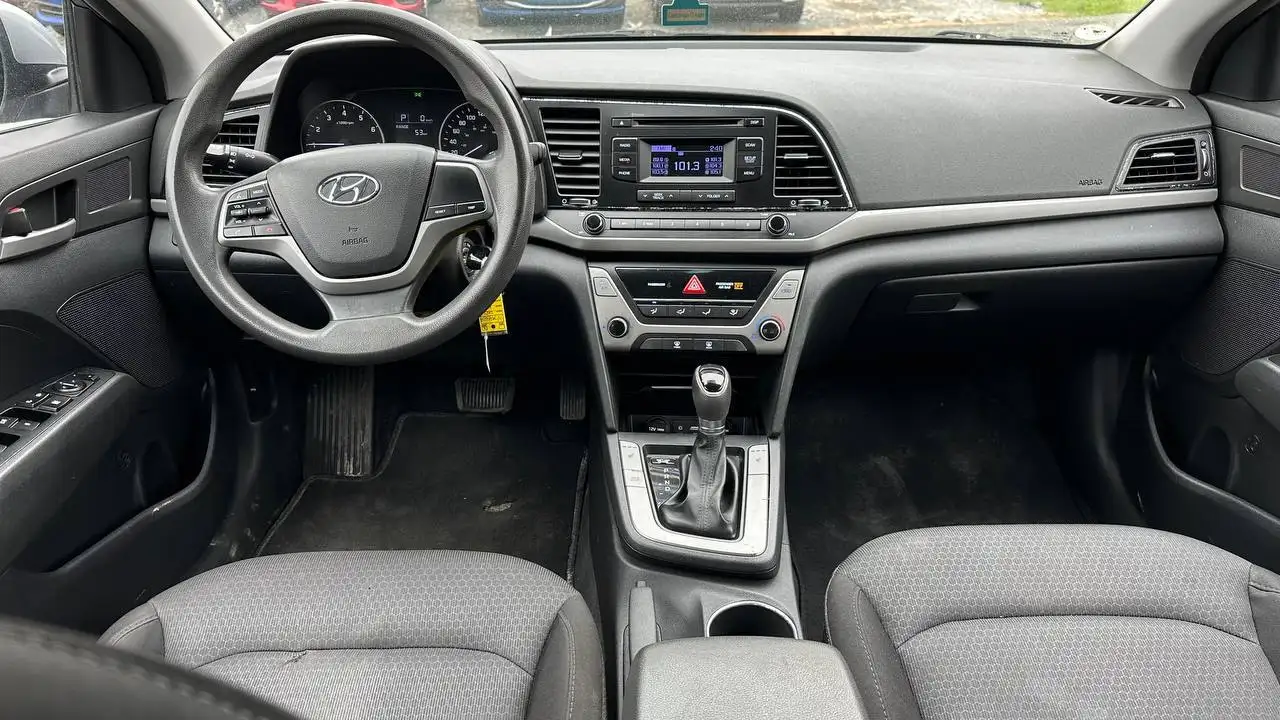 Hyundai ELANTRA photo Hyundai ELANTRA