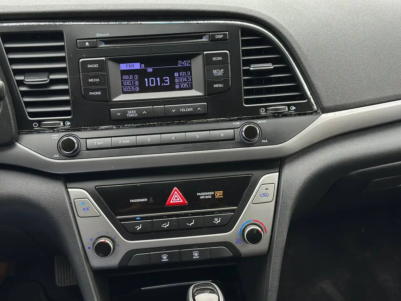 Hyundai ELANTRA photo Hyundai ELANTRA