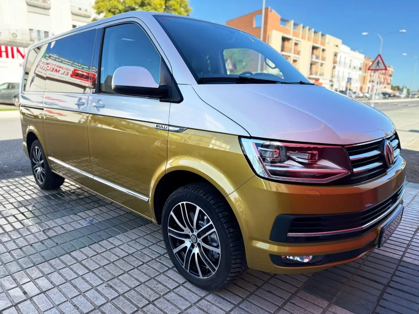 Volkswagen VOLKSWAGEN Multivan M1 Monovolumen Automático de Amarillo - 1