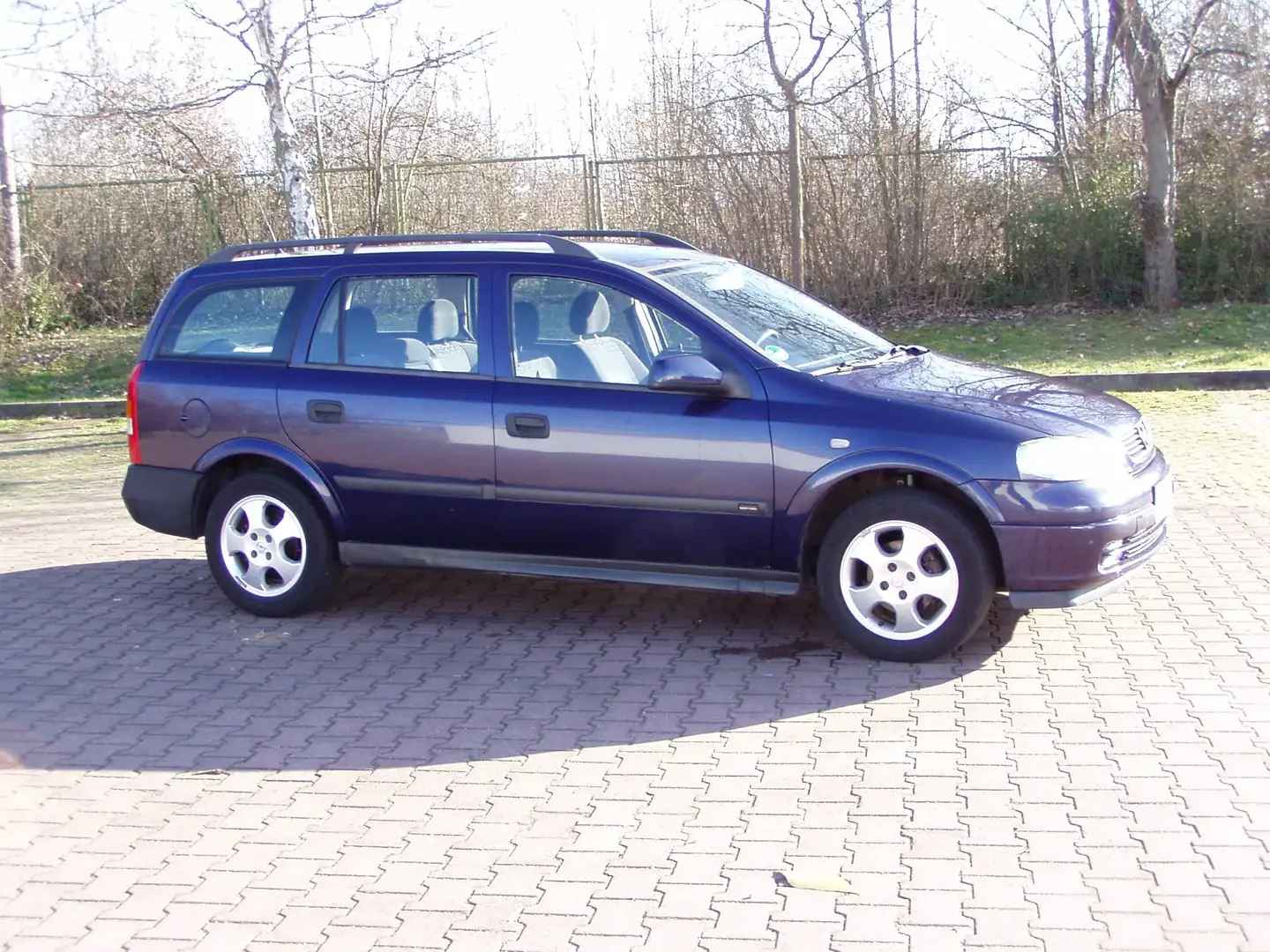Opel Astra Kombi in Blau gebraucht in Halle für € 3.600