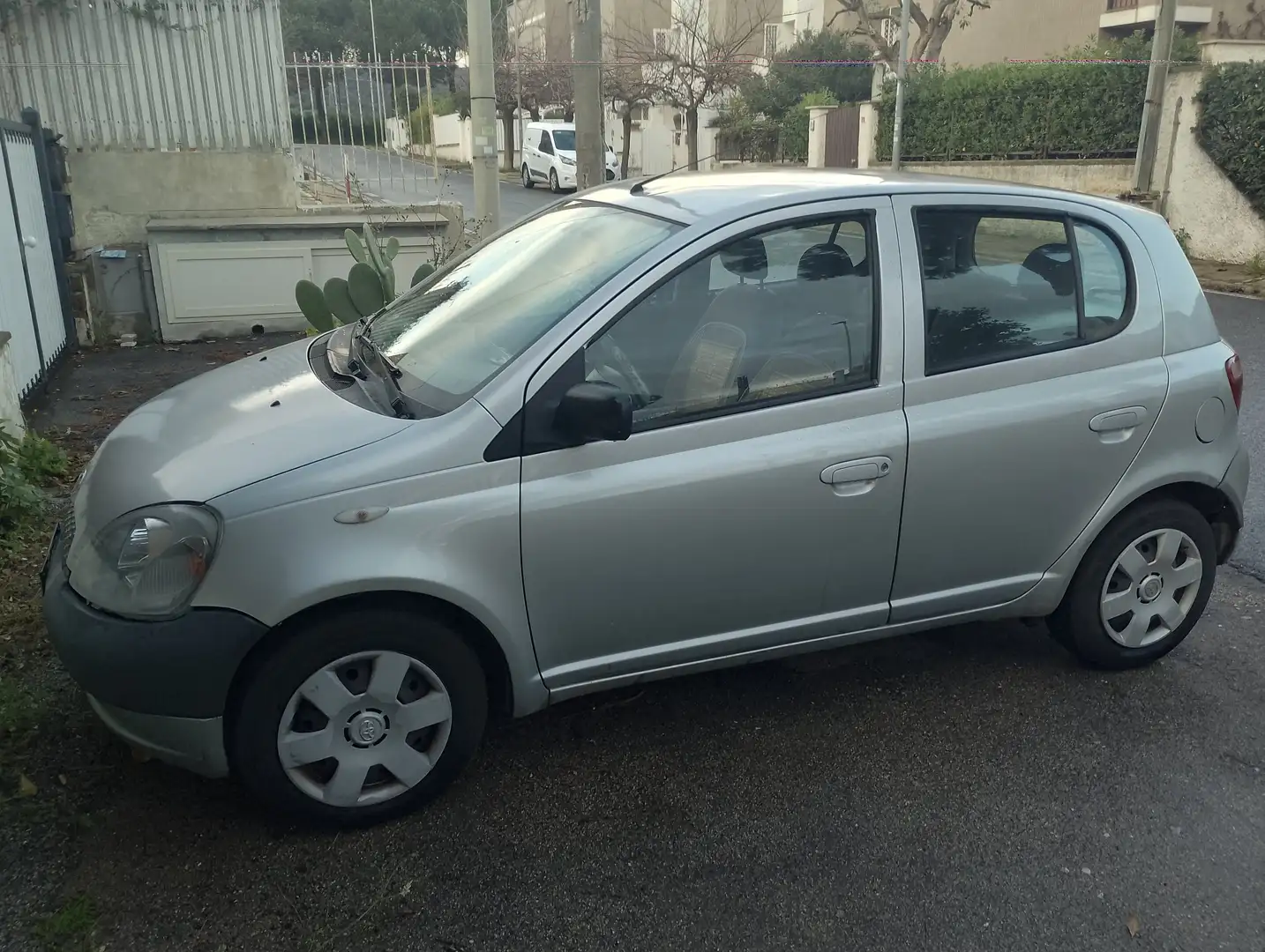 Toyota Yaris Yaris I 1999 5p 1.0 Sol Gri - 1