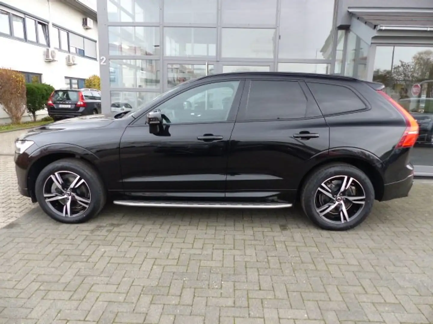 Volvo XC60 R Design B4 AWD EU6d*PANO*AHK*SITZKLIMA*CAM* Schwarz - 2