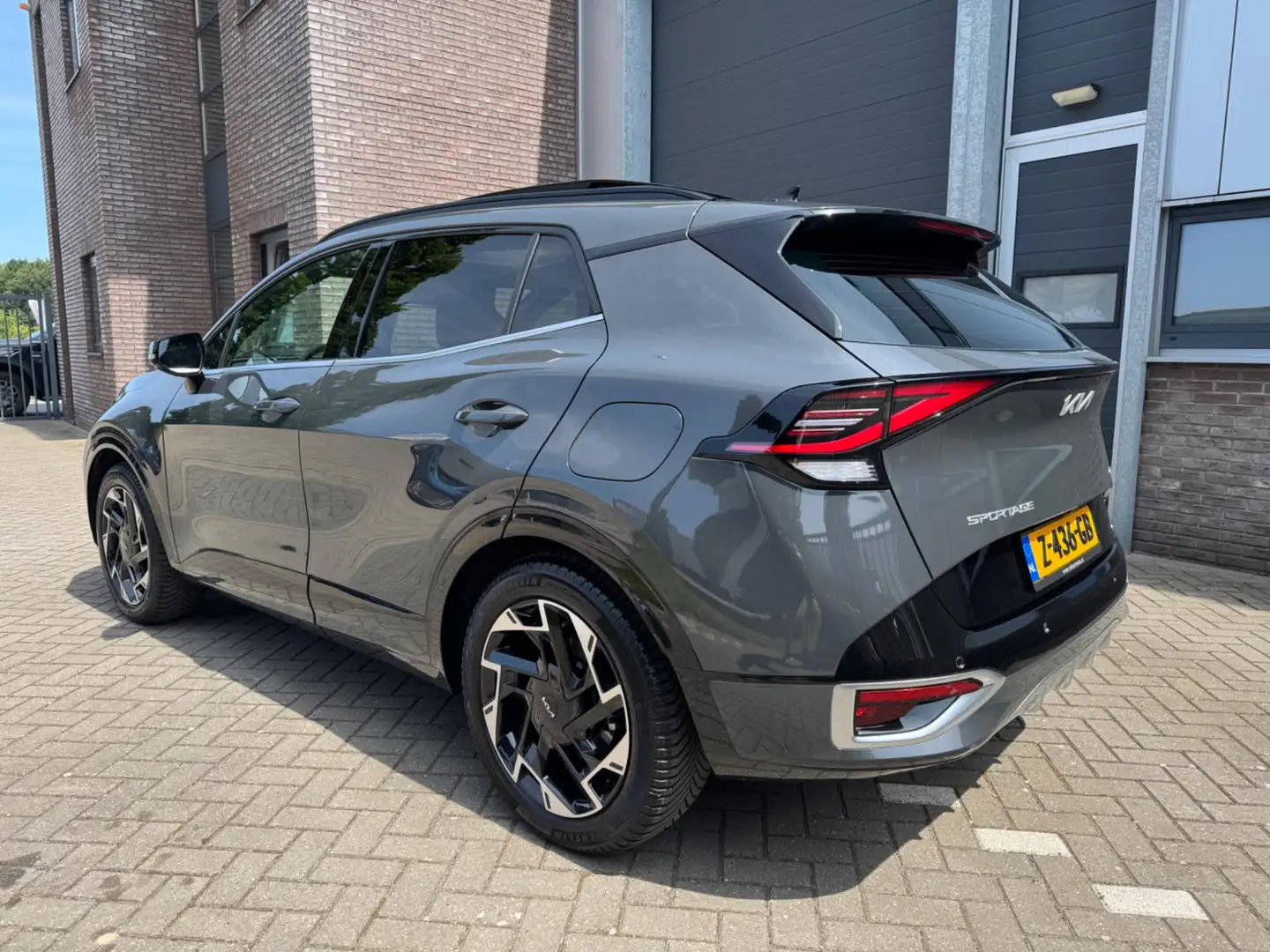 Kia Sportage 1.6 T-GDi Plug-in Hybrid AWD GT-Line Panoramadak, Gris - 2