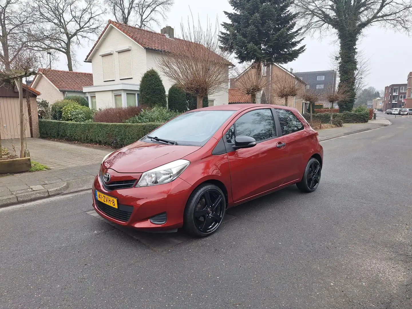 Toyota Yaris 1.3 VVT-i Comfort|Airco|LMV|Radio Rojo - 1