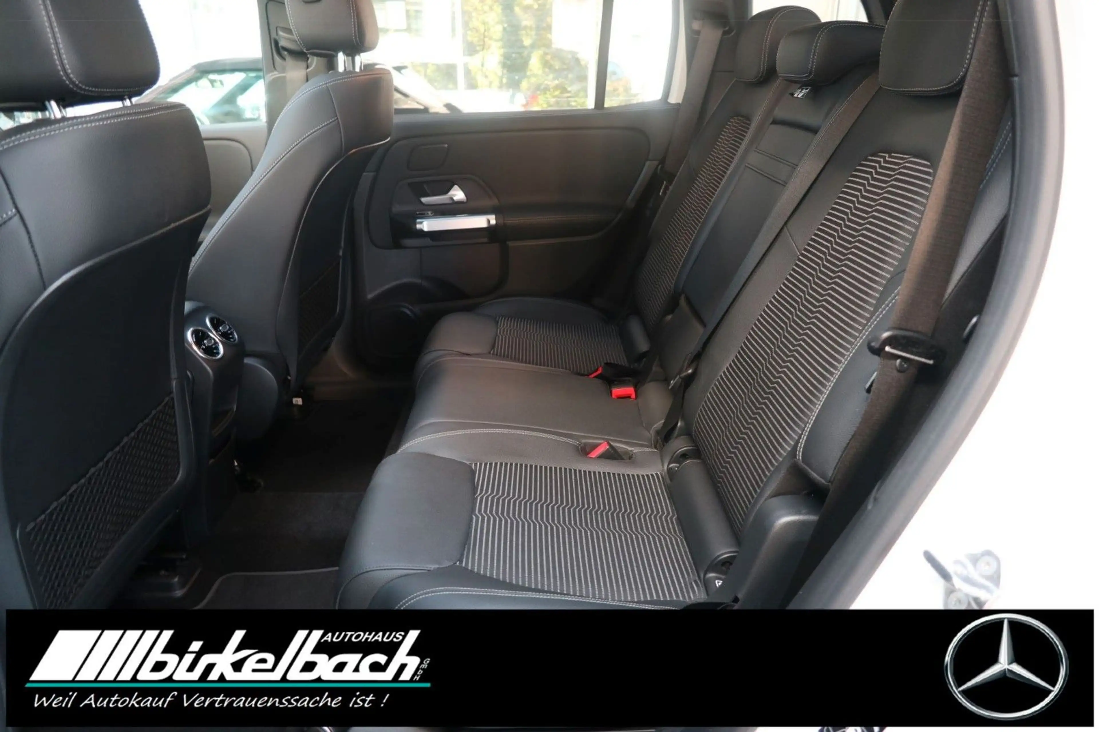 Mercedes-Benz EQB 250 Progressive Night Pano — photo 11