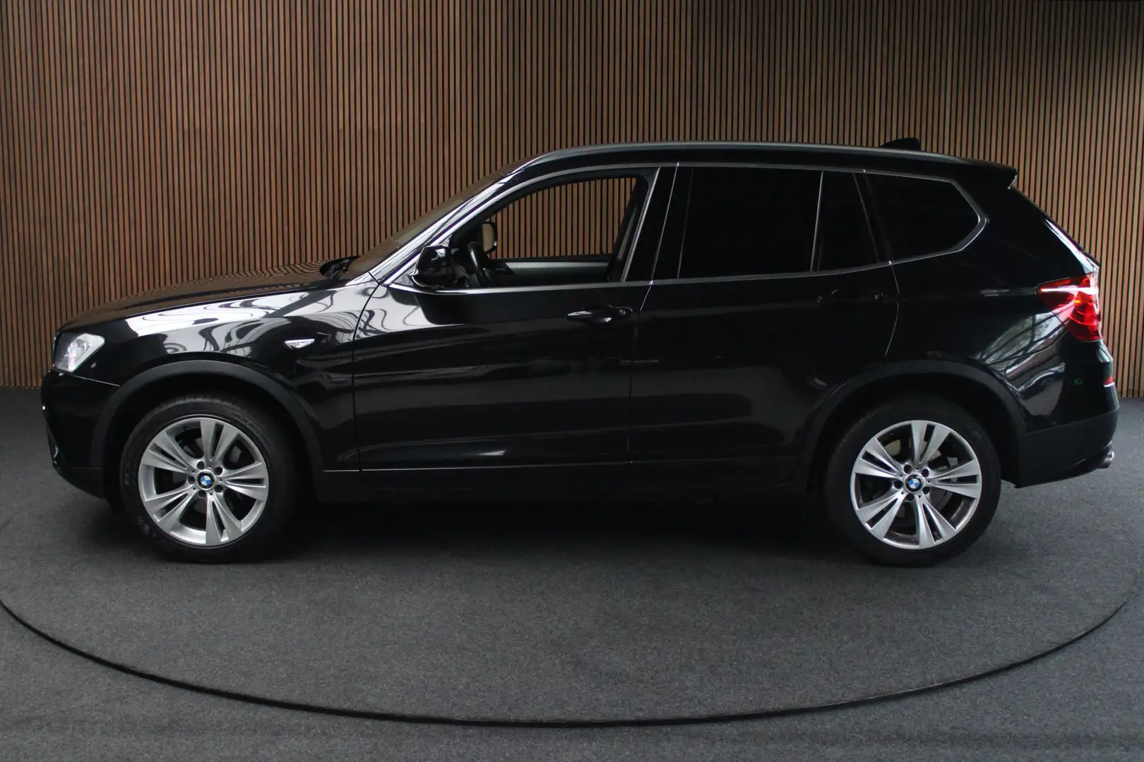 BMW X3 sDrive18d Aut. Navi Climate C. Bi-Xenon PDC LM vel Zwart - 2