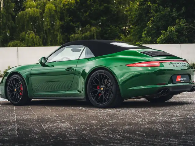 Porsche 911 view 9