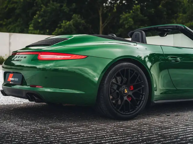 Porsche 911 view 11