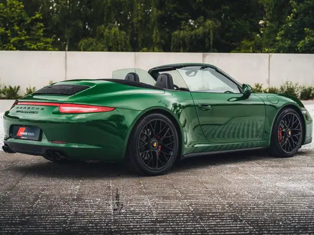 Porsche 911 view 6