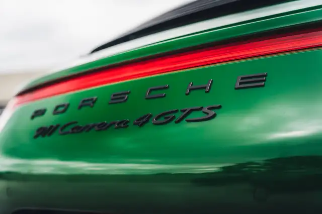 Porsche 911 view 7