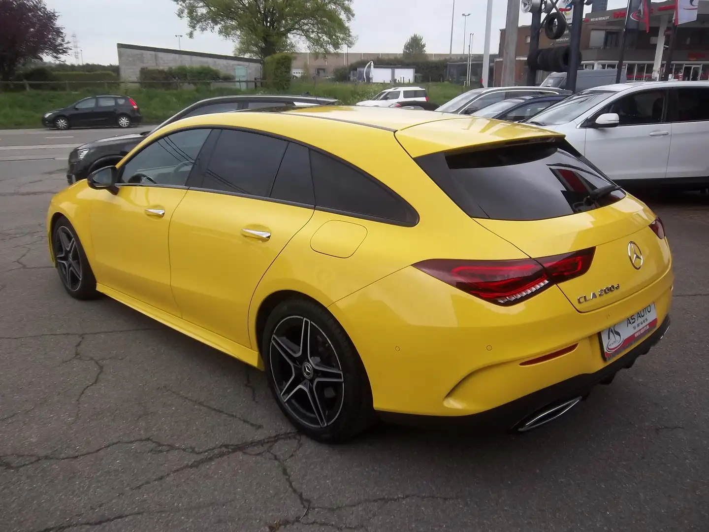 Mercedes-Benz CLA 200 D 150cv Shooting Brake "AMG Line" Amarillo - 2