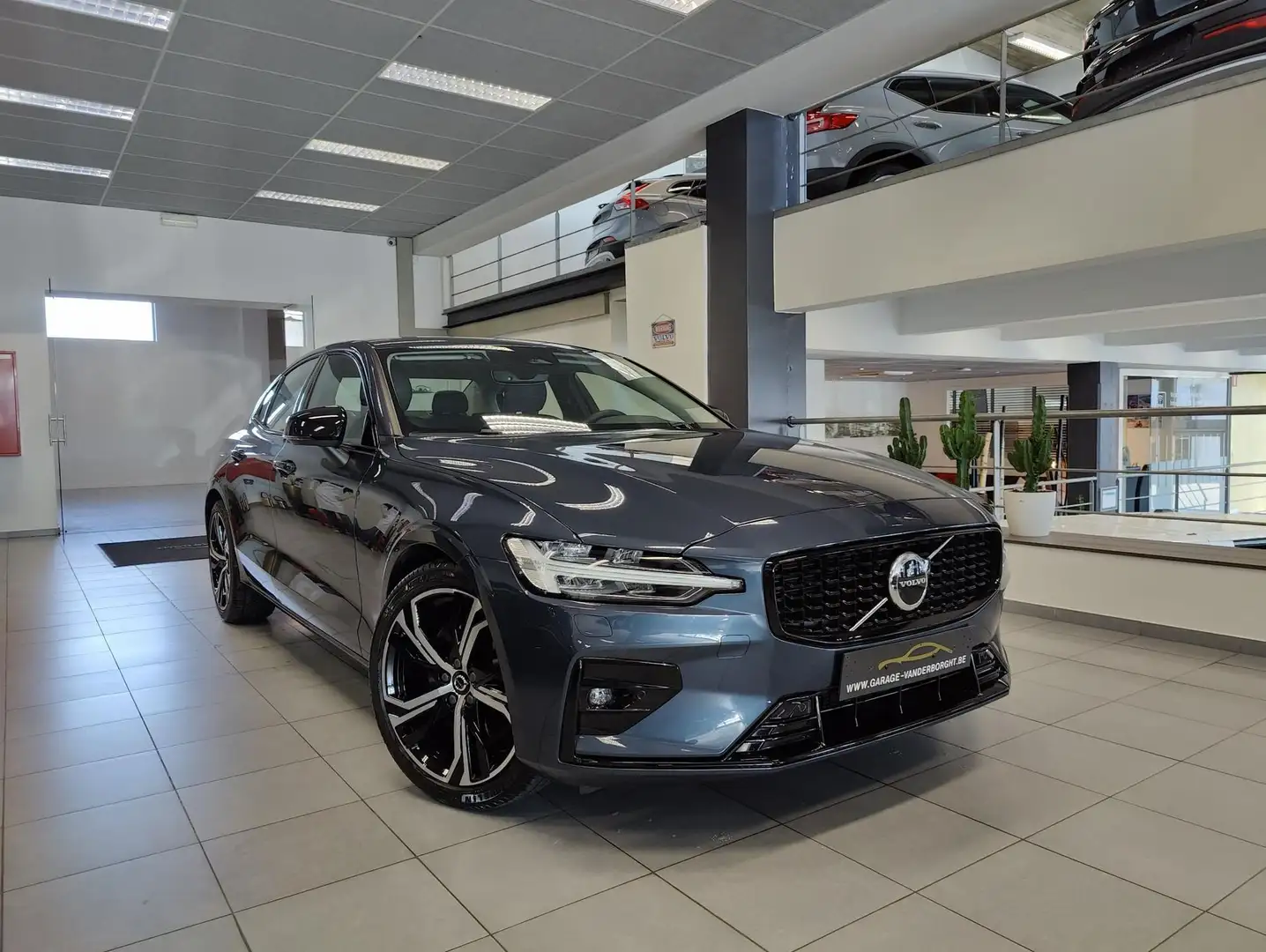 Volvo S60 PLUS DARK B5 HYBRID BENZINE AWD AUTOMAAT - 1