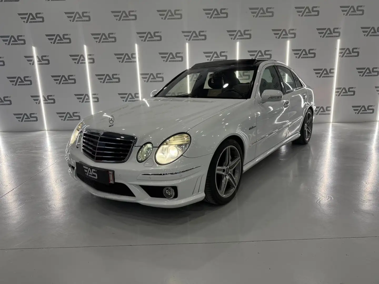 Mercedes-Benz E 63 AMG Aut. Bílá - 1