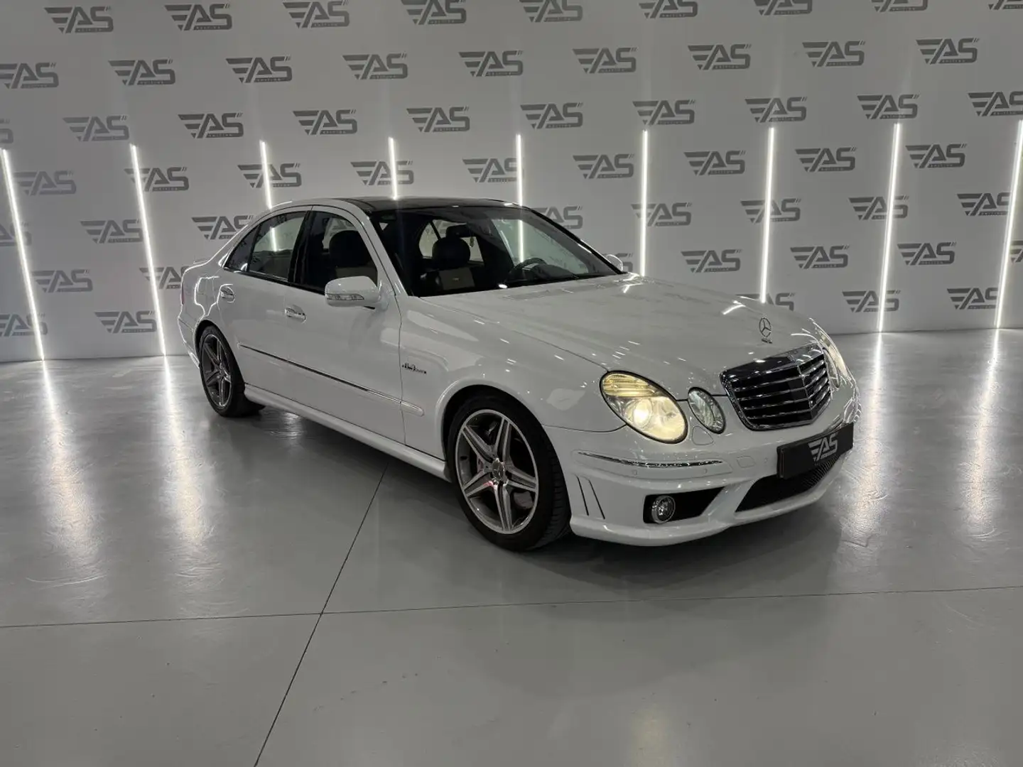 Mercedes-Benz E 63 AMG Aut. Bílá - 2