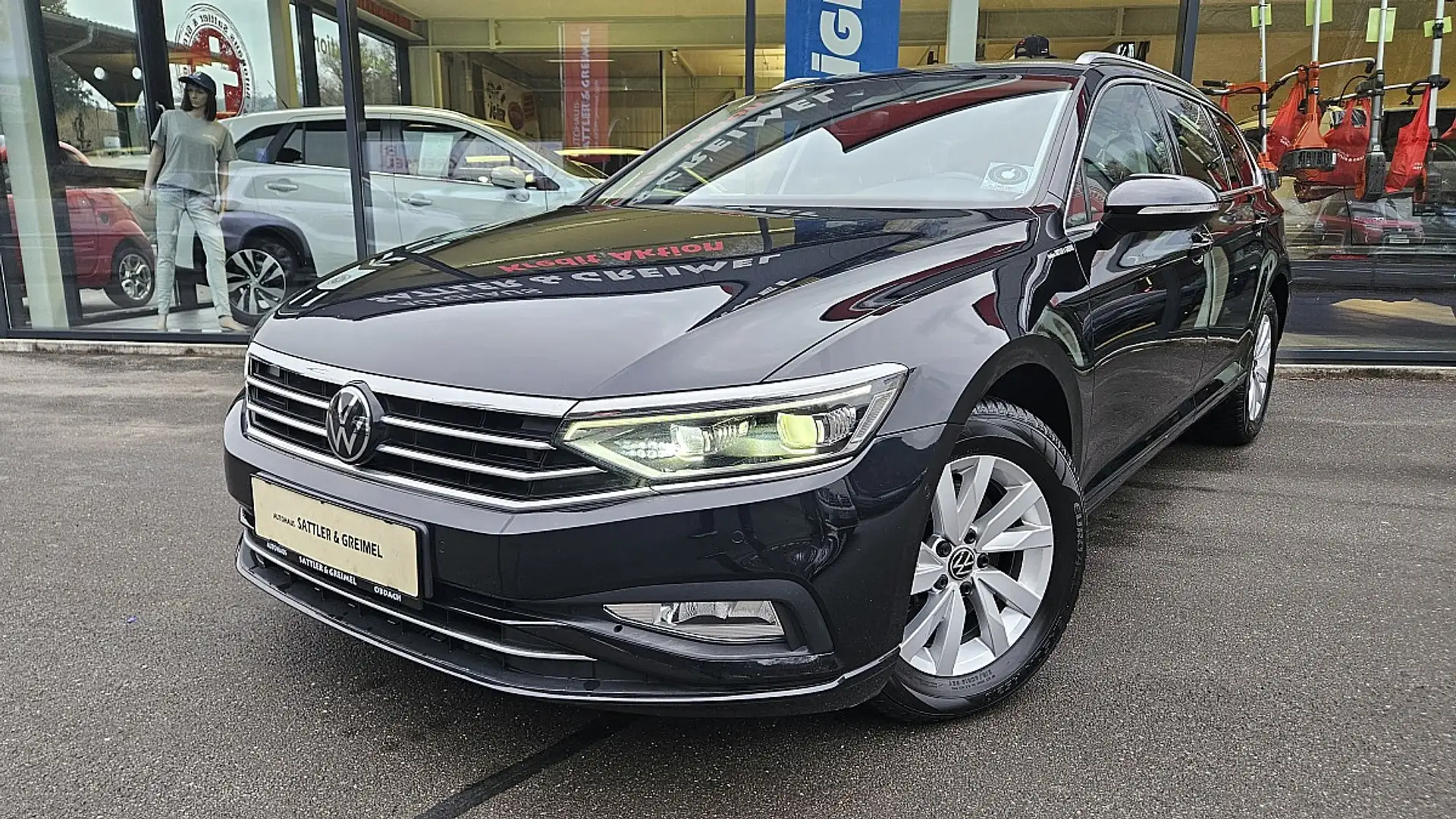 Volkswagen Passat Variant Business 2,0 SCR TDI DSG Zwart - 1