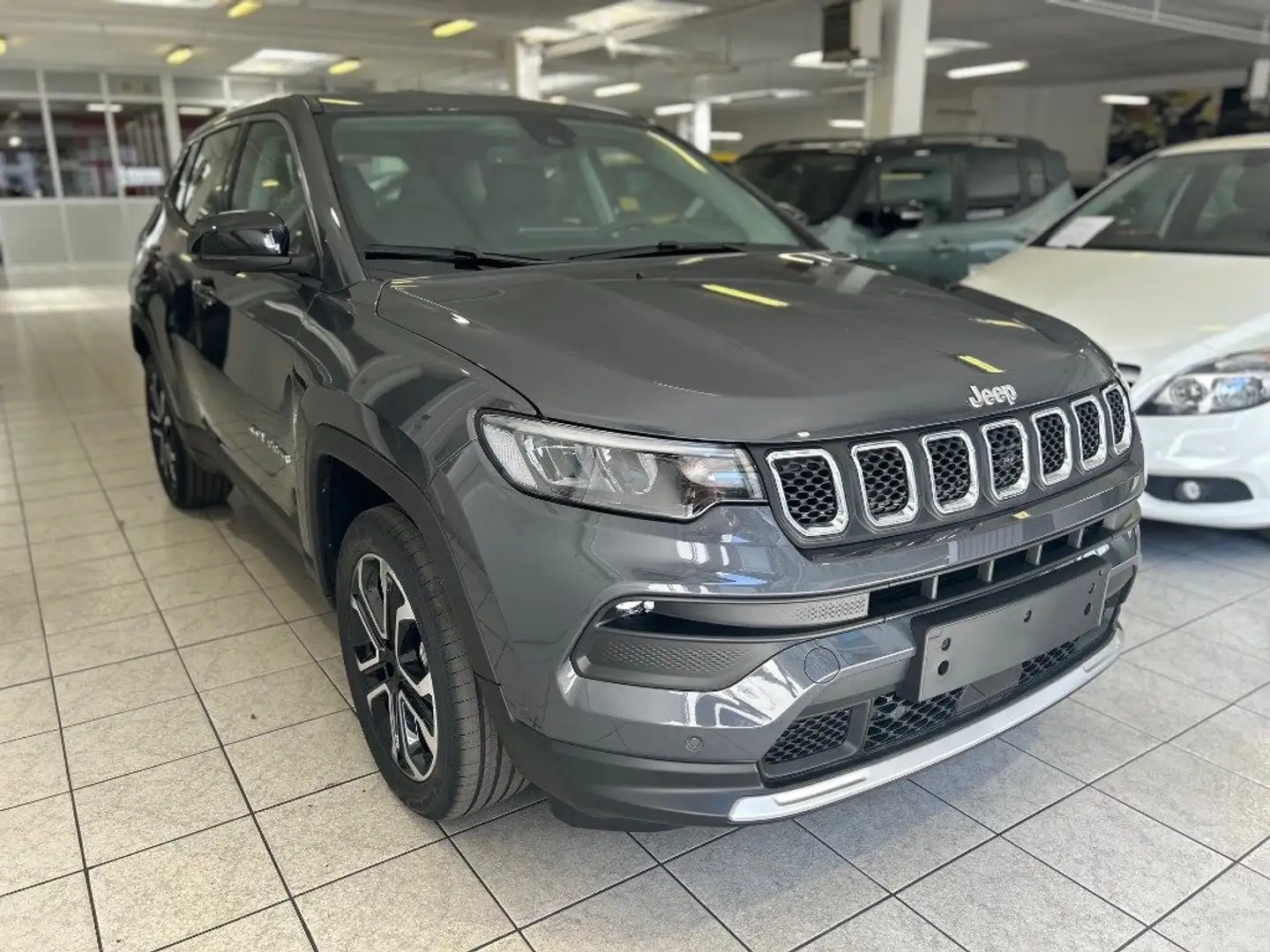 Jeep Compass 1.5 Turbo T4 130 CV MHEV 2WD Altitude Grijs - 2