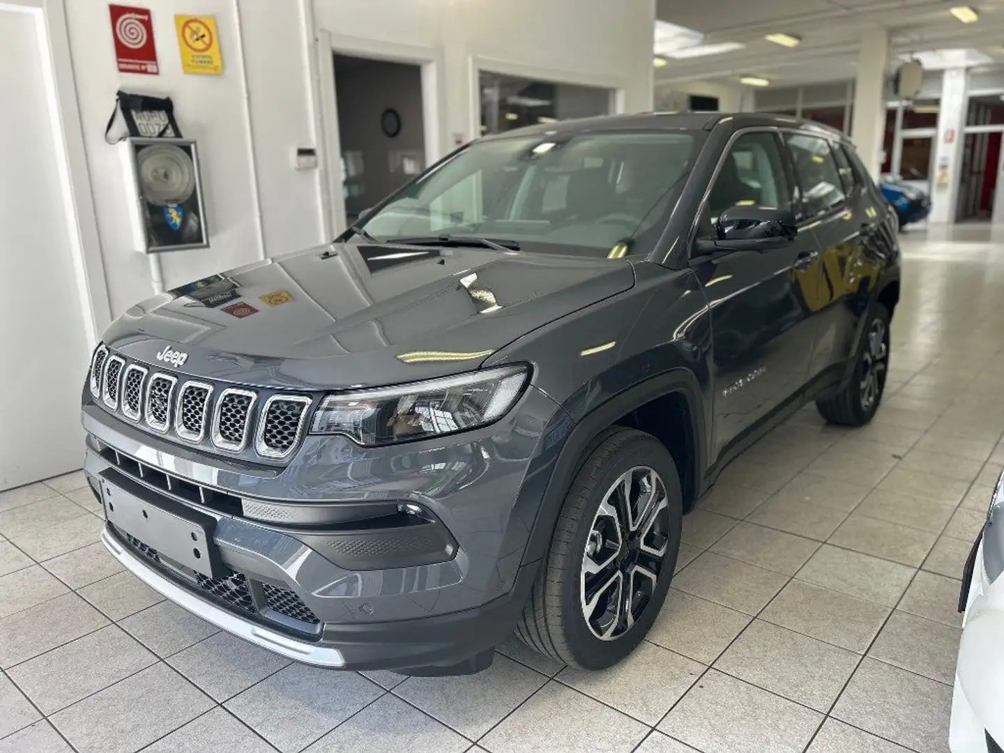 Jeep Compass 1.5 Turbo T4 130 CV MHEV 2WD Altitude Grijs - 1