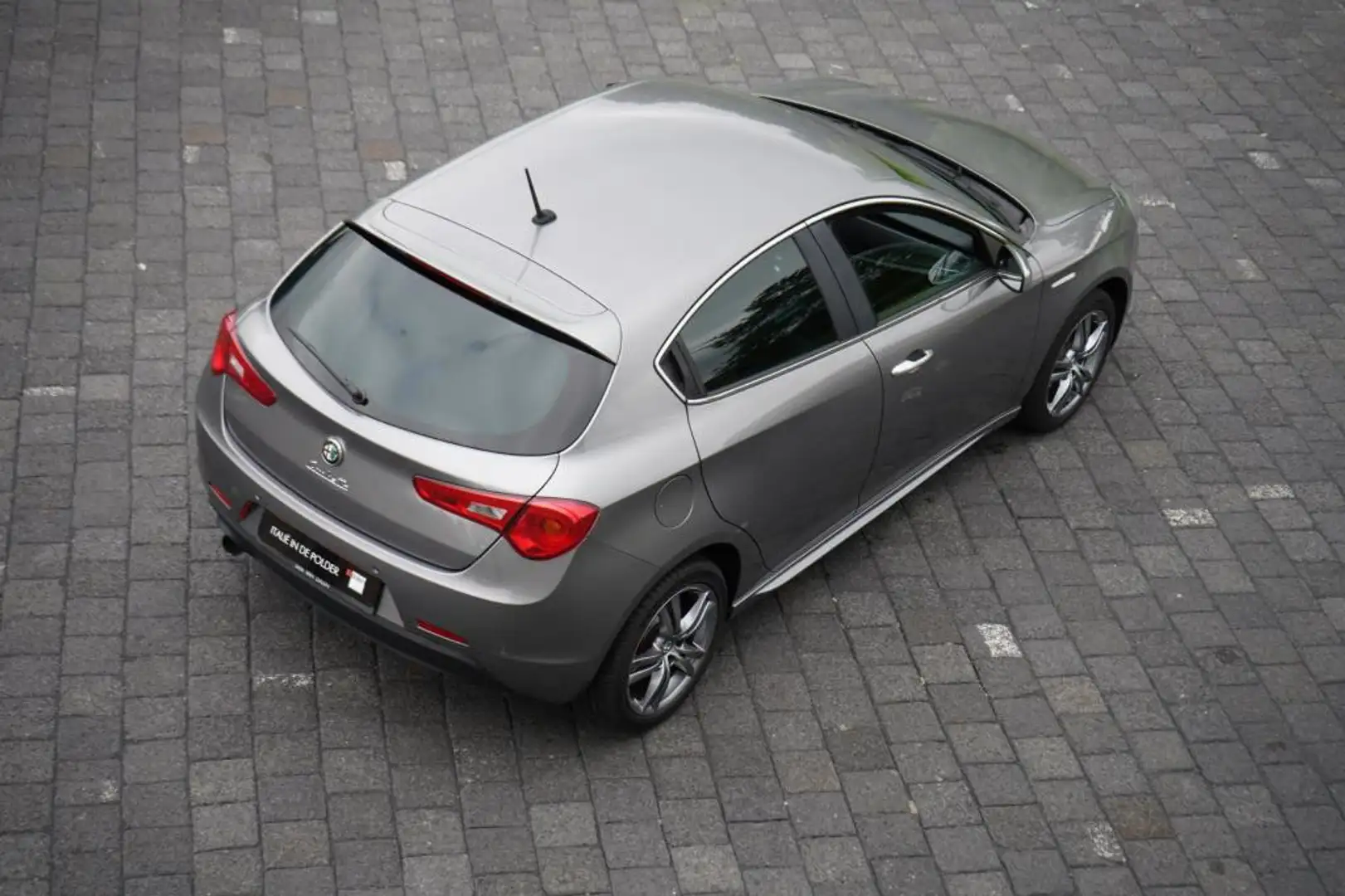 Alfa Romeo Giulietta 1.4 T Distinctive Grijs - 2
