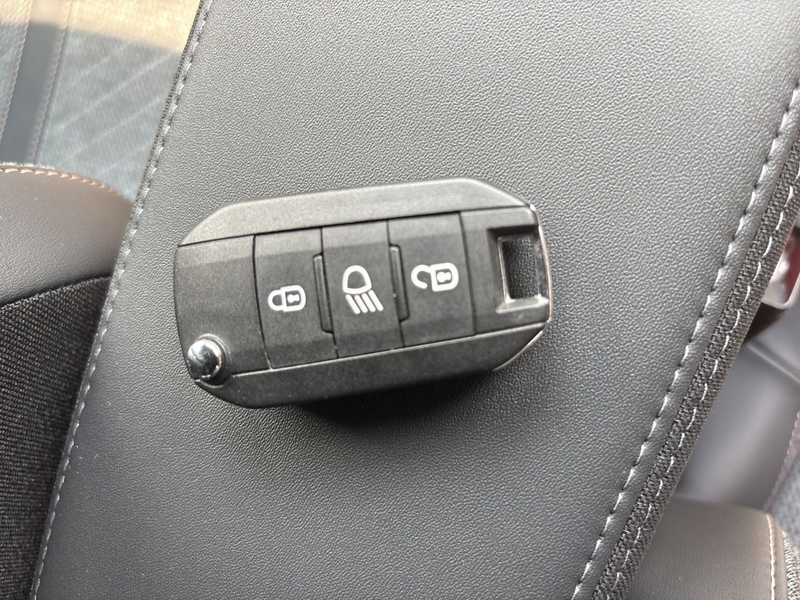 Peugeot 2008 Allure PureTech 100 — photo 12