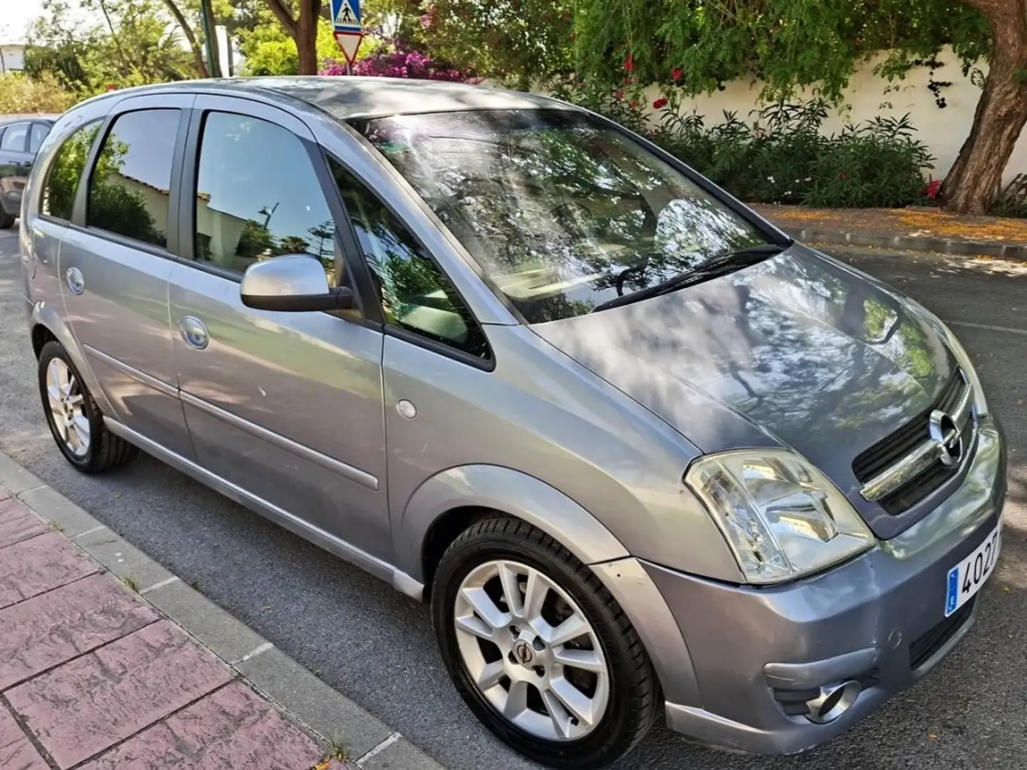 Opel Meriva Monovolumen Manual de 5 Puertas Grijs - 1