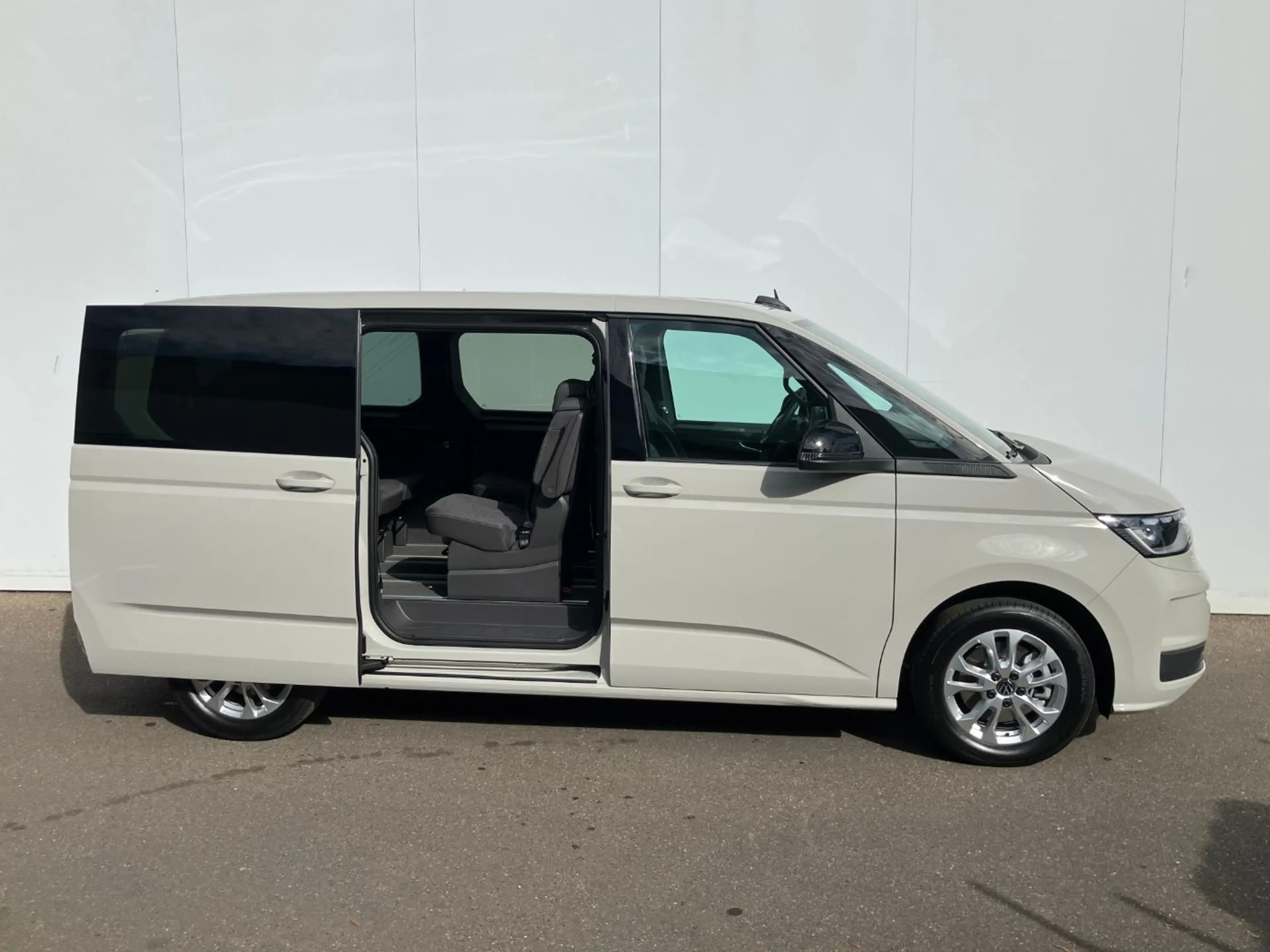 Volkswagen T7 Multivan 2.0 TDI DSG LED Kamera PDC Tempo — photo 5