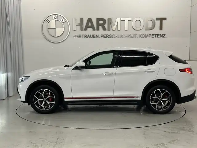 Alfa Romeo Stelvio view 3