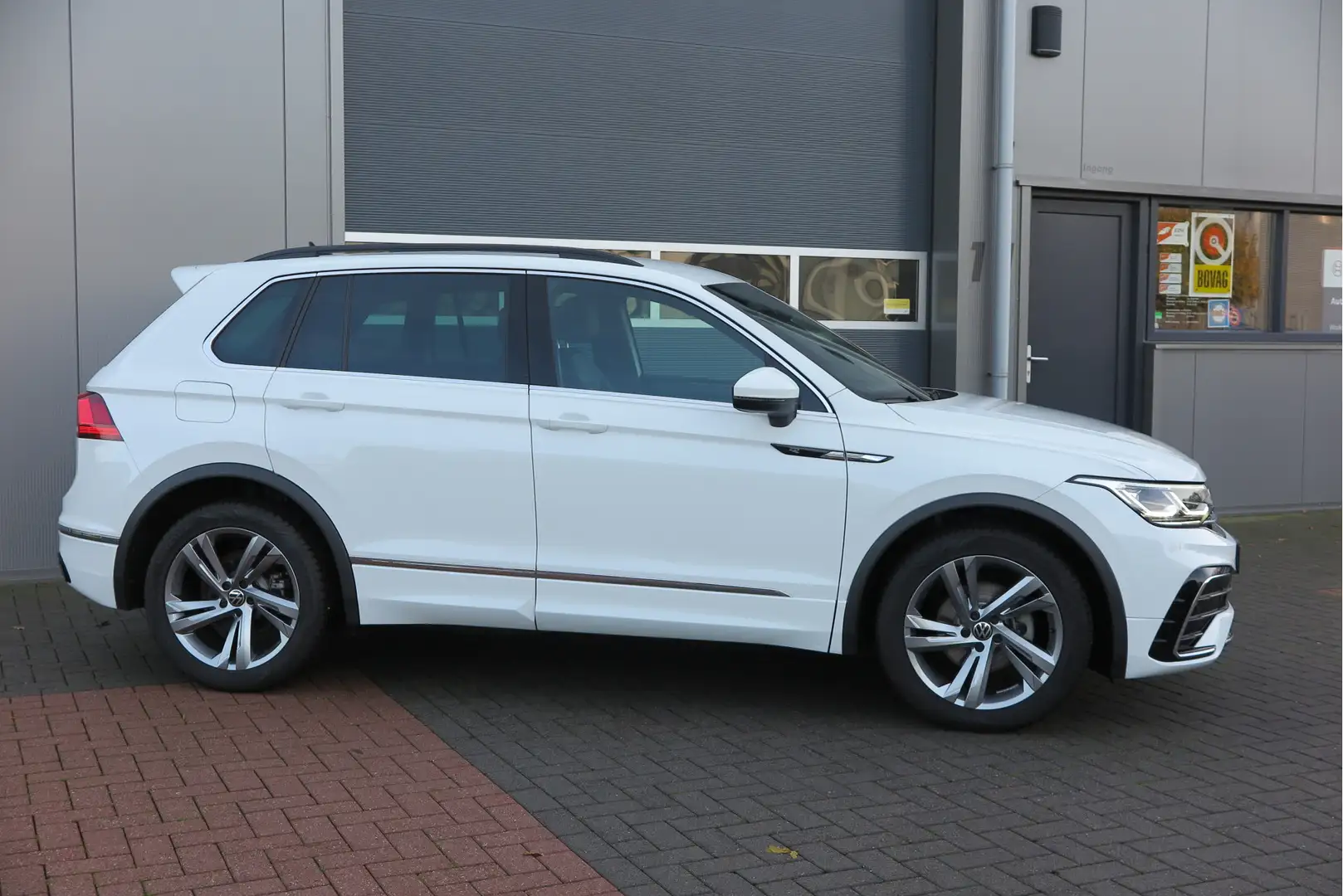 Volkswagen Tiguan 1.5 TSI 150pk DSG 2xR-Line Virtual Cockpit , Trekh Wit - 2