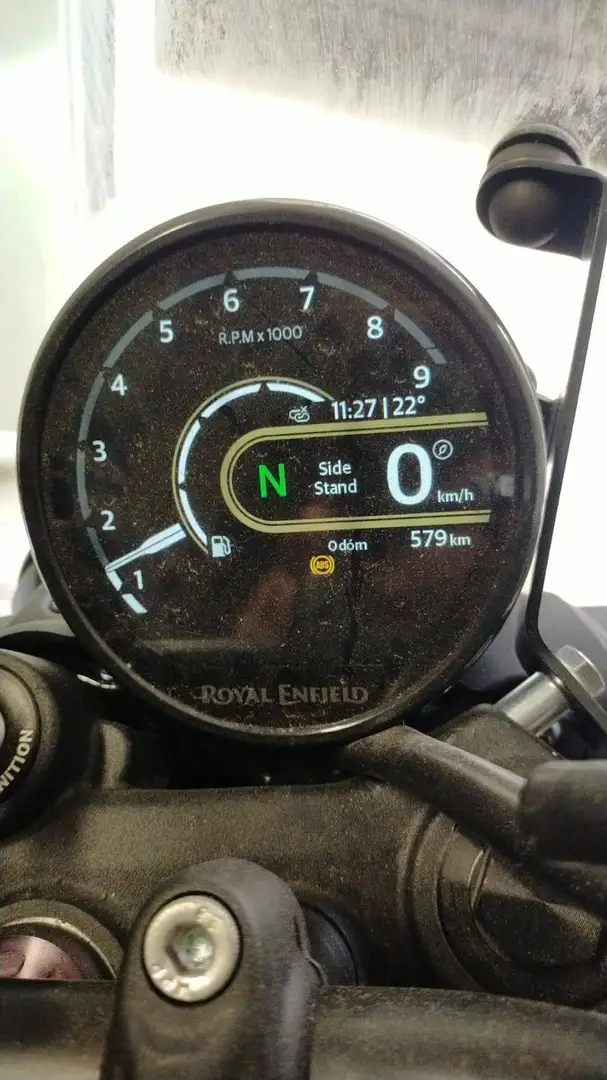 Royal Enfield Guerillia 450 Estilo Naked Amarillo - 2