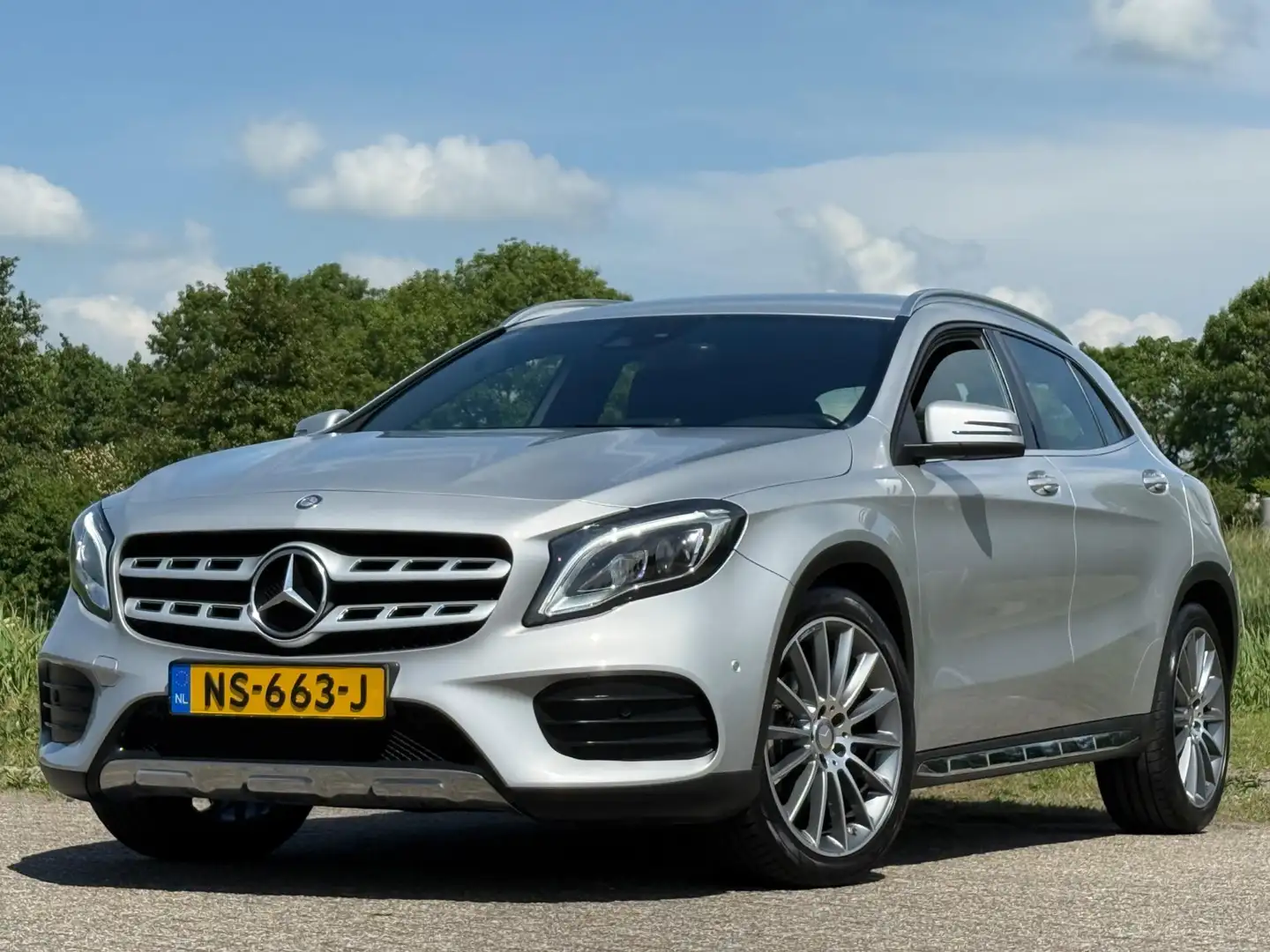 Mercedes-Benz GLA 180 Premium AMG WhiteArt - Iridium Silver - Nieuwstaat Grijs - 2