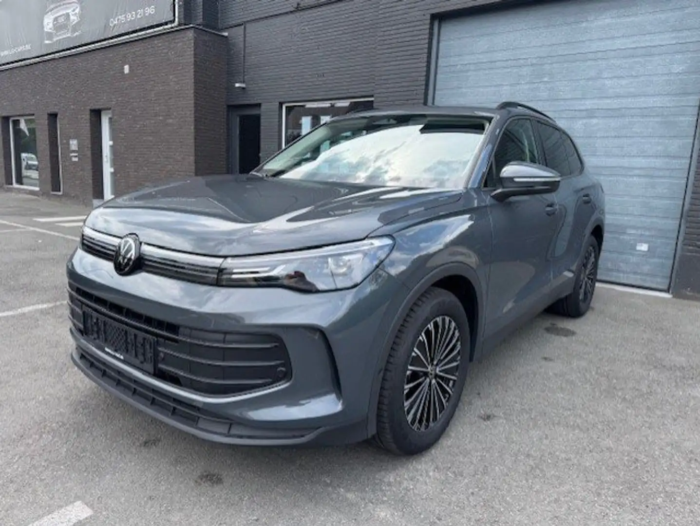 Volkswagen Tiguan Tiguan 1.5 eTSI DSG Trekhaak Leder Camera Adap.Cru Gris - 2