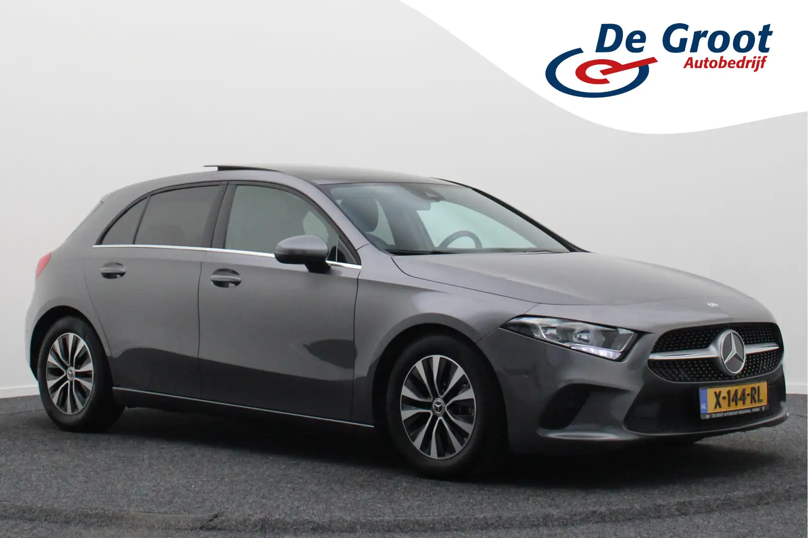 Mercedes-Benz A 180 Premium Panoramadak, Navigatie, Camera, LED, Clima Grijs - 1