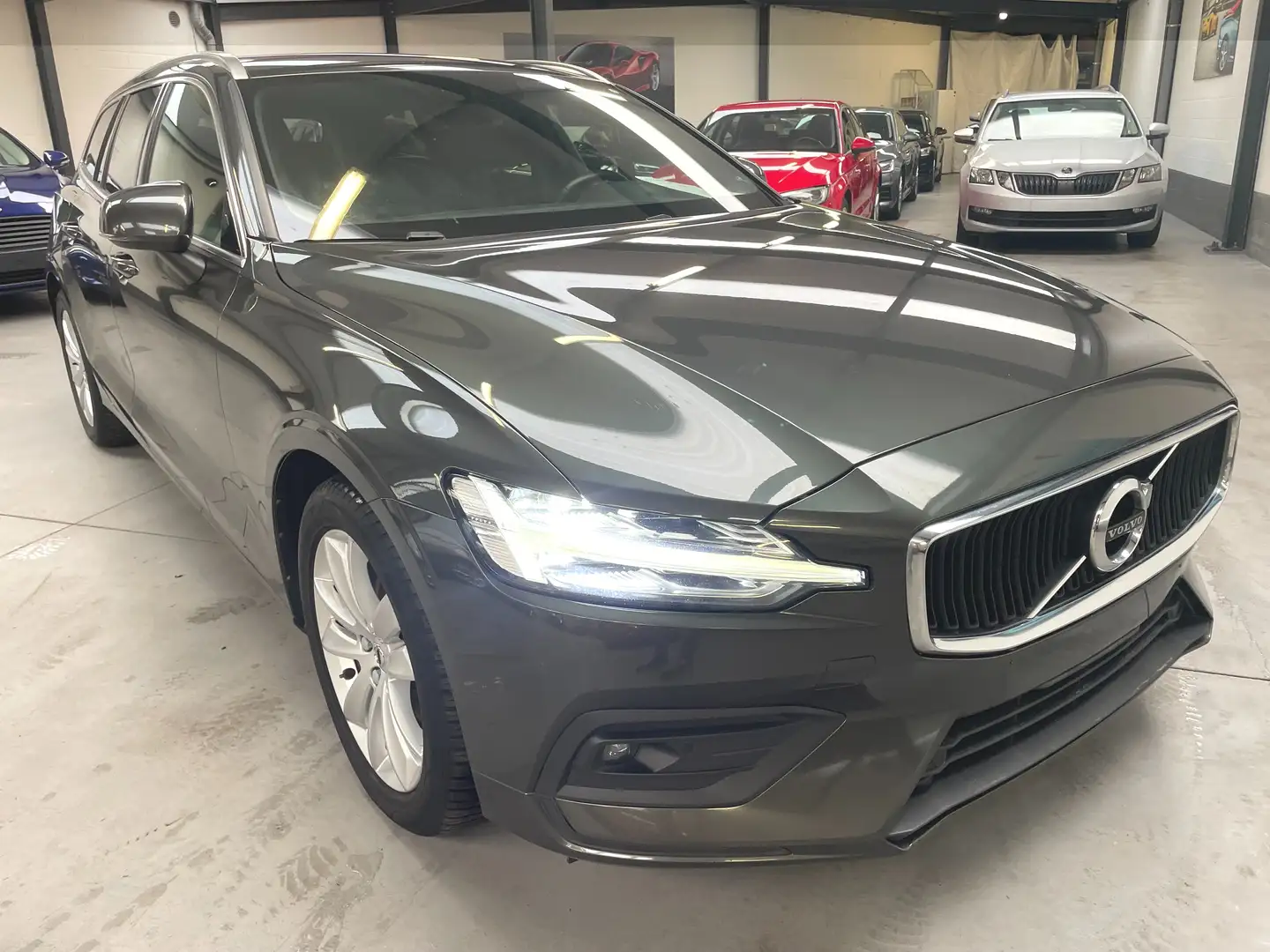 Volvo V60 2.0 D3 Momentum Geartronic Gris - 2